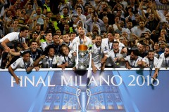 巴黎球迷巨型Tifo致敬1995年优胜者杯冠军